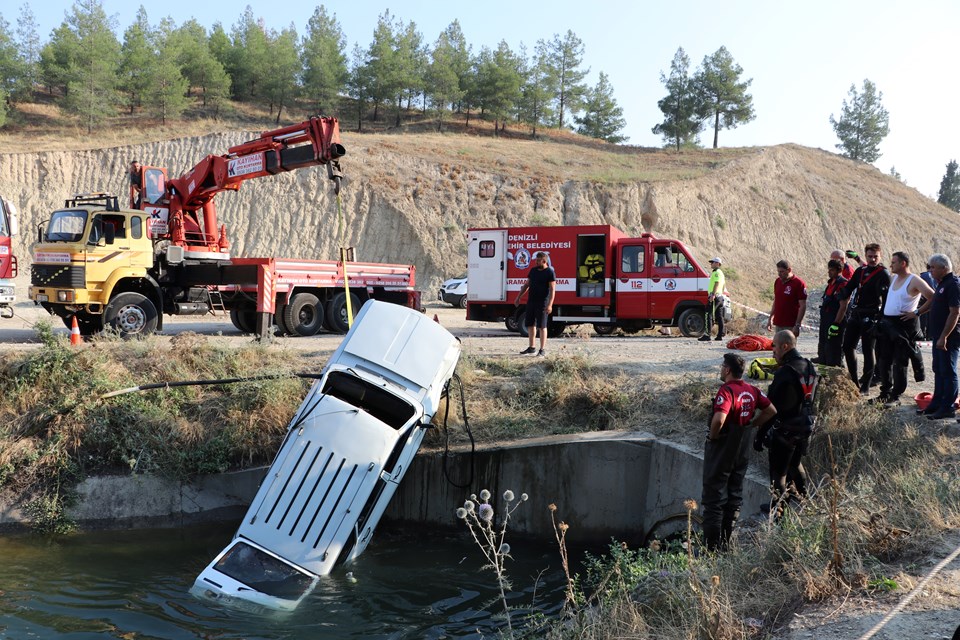Denizli'de otomobil su kanalına devrildi: 2 ölü - 2