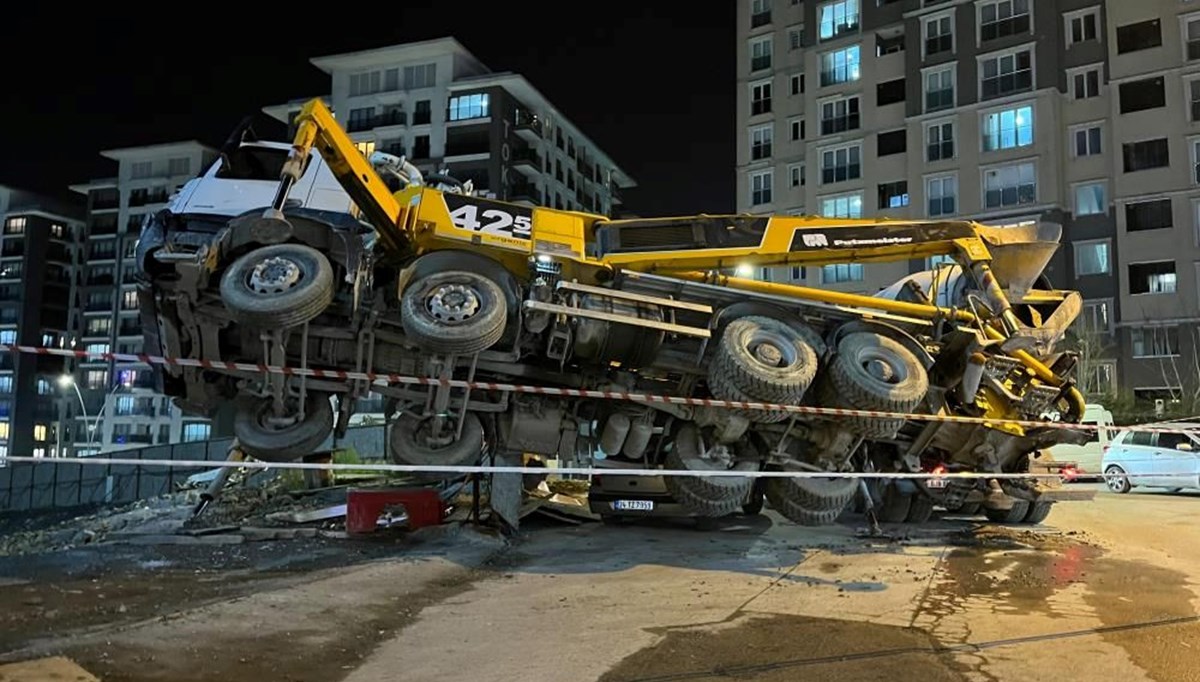 İnşaat çalışmasında beton pompası aracı yan yattı