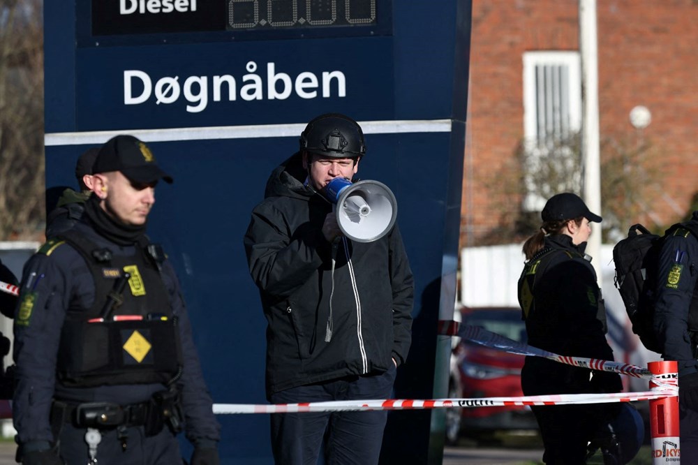 Aşırı sağcı Paludan Danimarka'da cami karşısında Kur'an-ı Kerim yaktı - 2