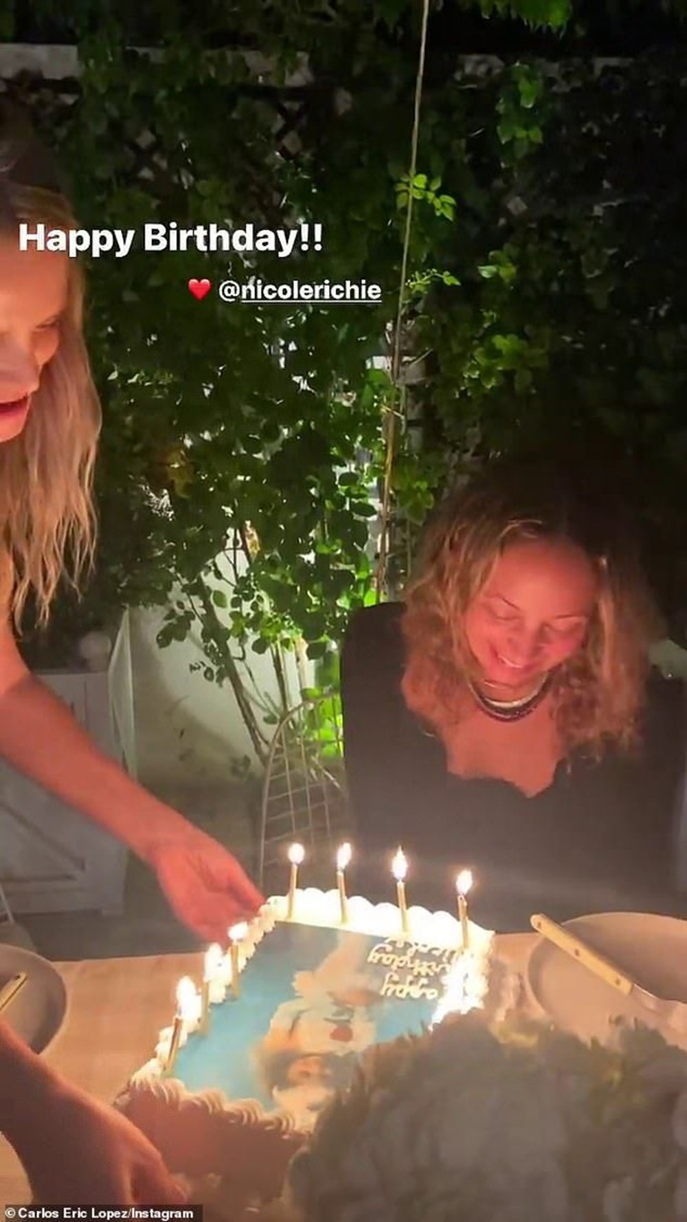 Rambut Nicole Richie terbakar saat meniup lilin di kue ulang tahunnya - 1