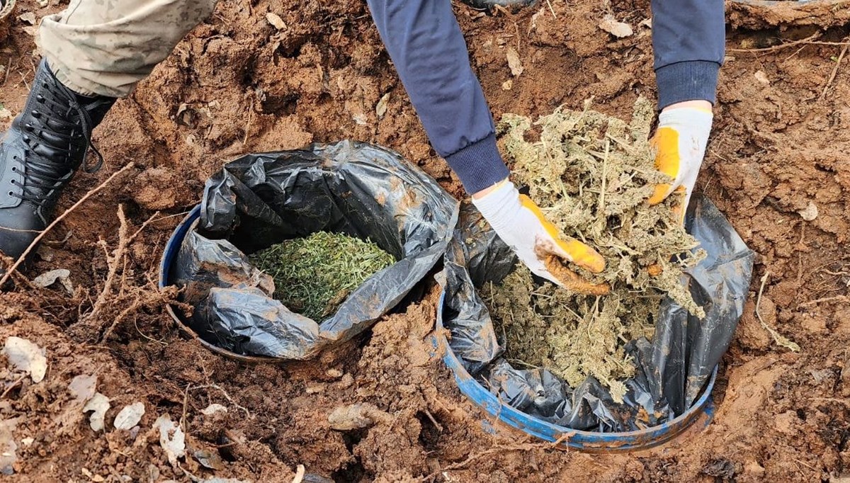 Diyarbakır'da toprağa gömülü 43 kilogram esrar ele geçirildi Diyarbakır'da toprağa gömülü 43 kilogram esrar ele geçirildi