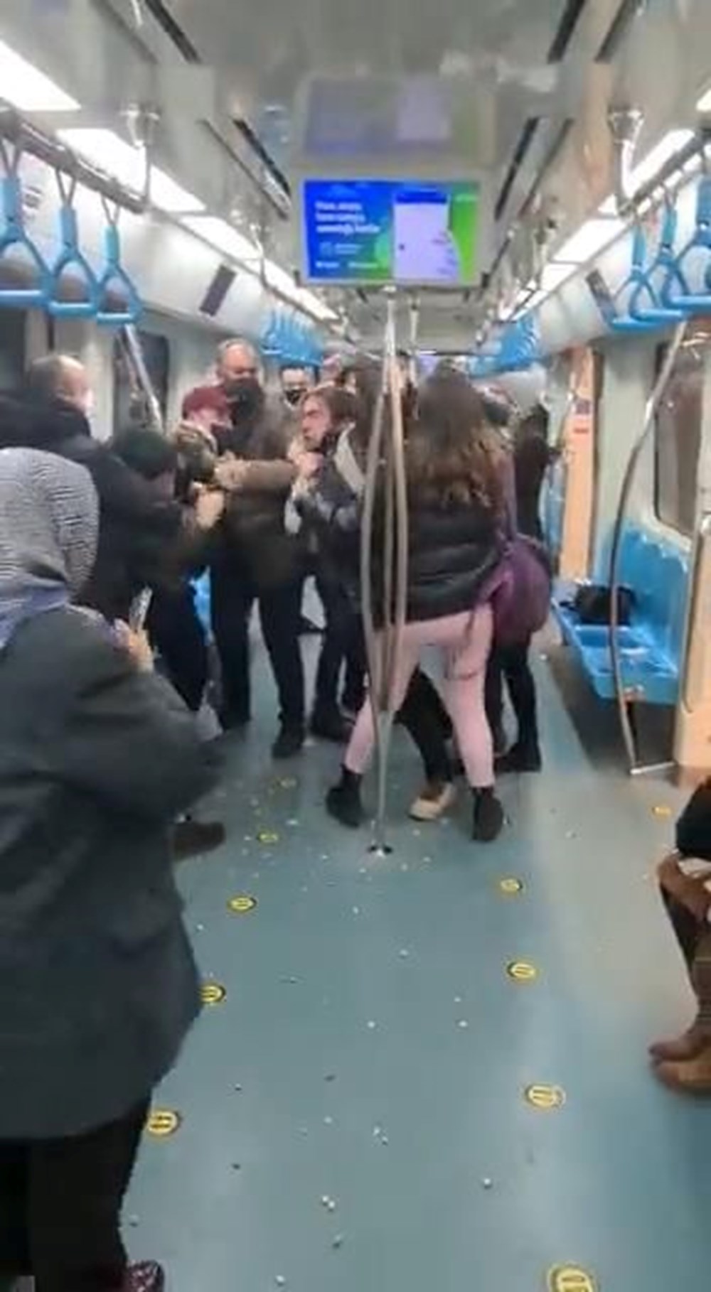 Marmaray'da tekmeli yumruklu kavga - 1
