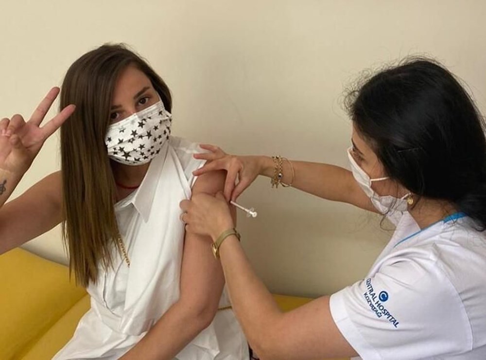 Sanat dünyasında aşılama başladı: Ünlü isimler aşı oldu - 2