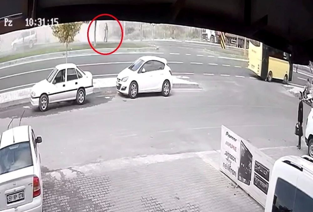 Otomobiller çarpışınca kadın yolcu camdan fırladı - 4