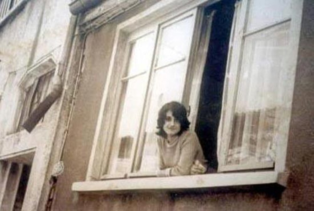 Su Burcu Yazgı Coşkun'dan nostaljik kare (Ünlülerin çocukluk ve gençlik halleri) - 384