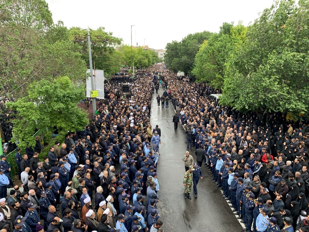 İranlılar Tebriz'de Reisi'yi anıyor - 3