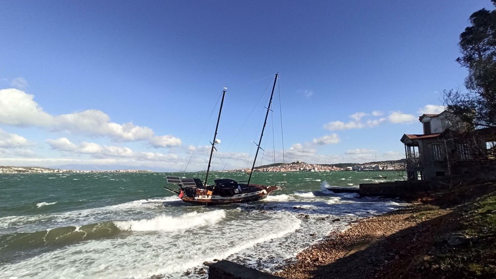 Ayvalık'ta fırtına: Yelkenli tekne karaya oturdu - 3