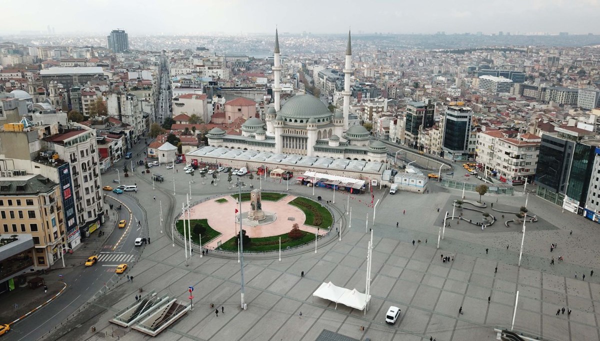 Havadan fotoğraflarla meydanlardaki sessizlik: Boş kalan İstanbul'un keyfini turistler çıkardı