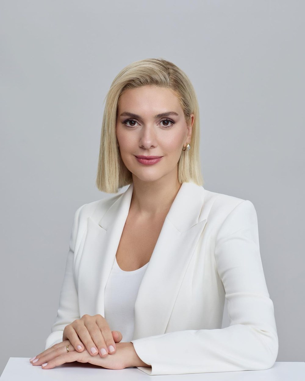 Birce Akalay saçlarını kısacık kestirdi! (Ünlülerin değişimi) - 68