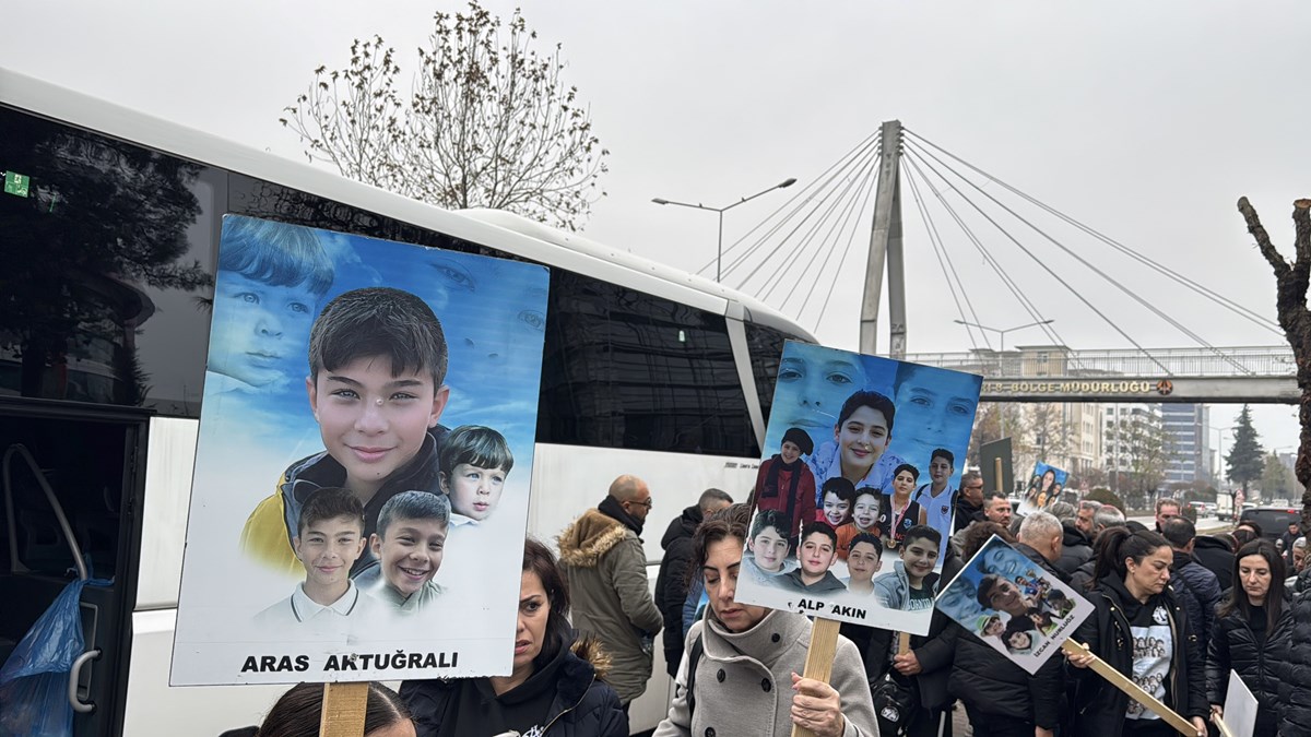 Aileler ellerinde pankartlar ve fotoğraflarla adliye önüne geldi.