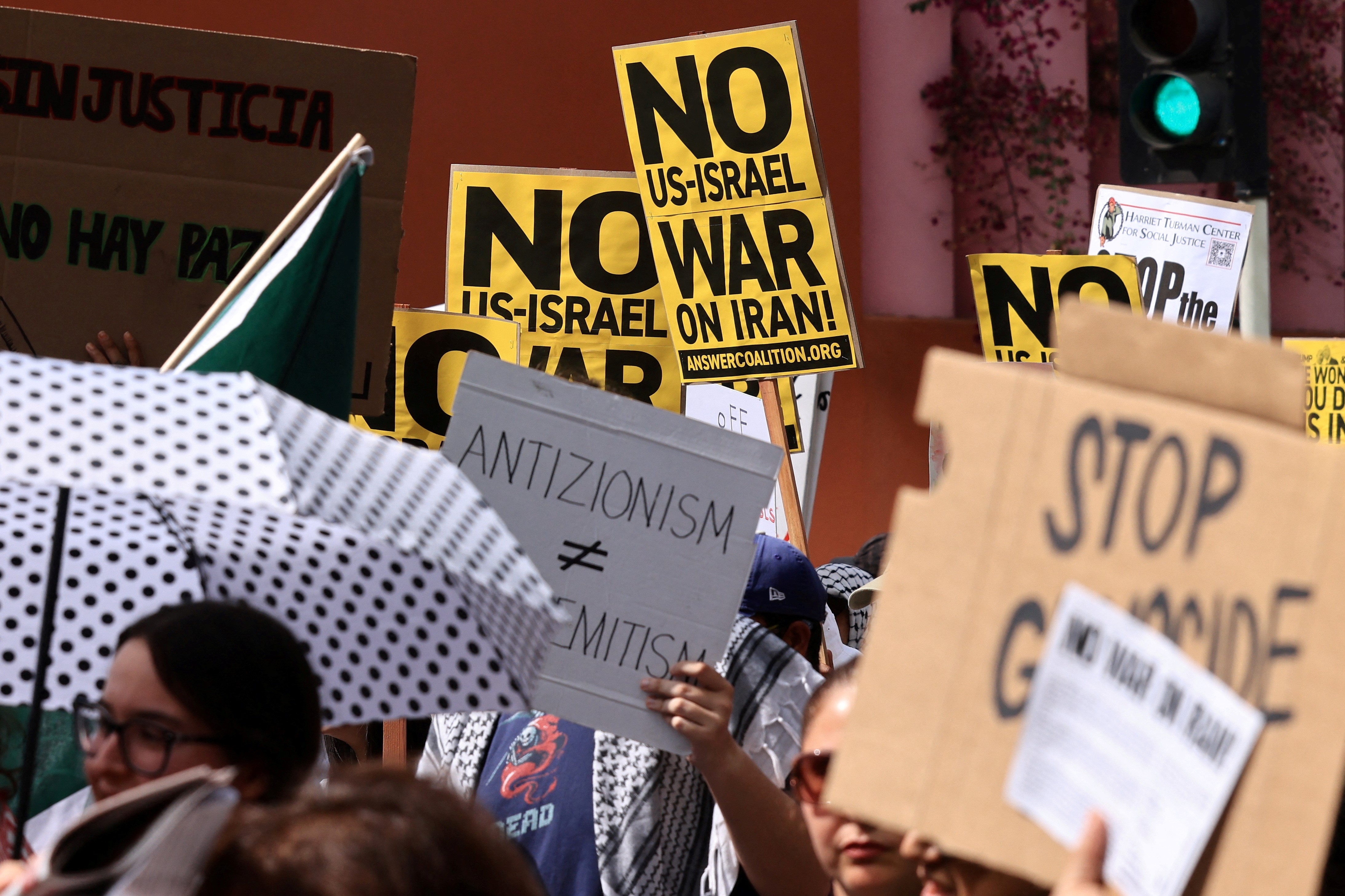Los Angeles'ta savaş karşıtı protesto düzenlendi.