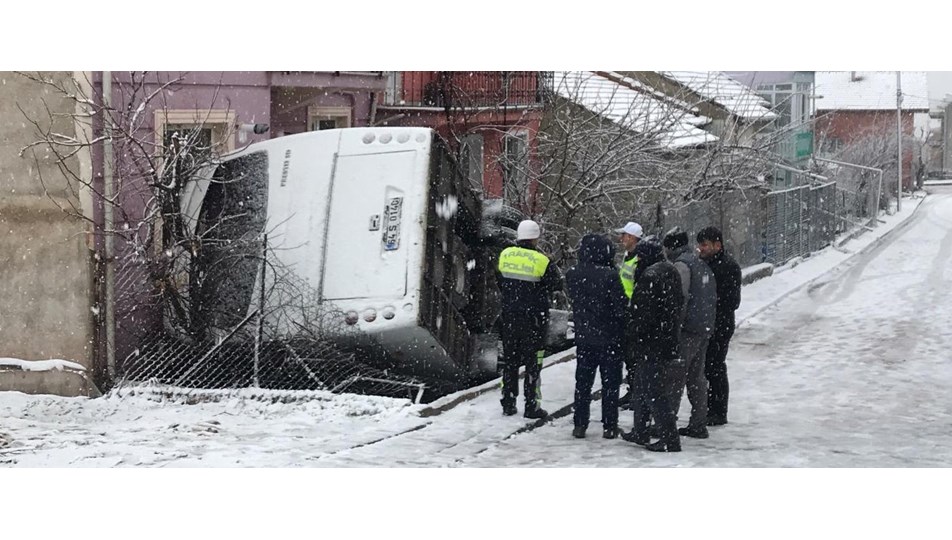 Servis minibüsü evin bahçesine devrildi