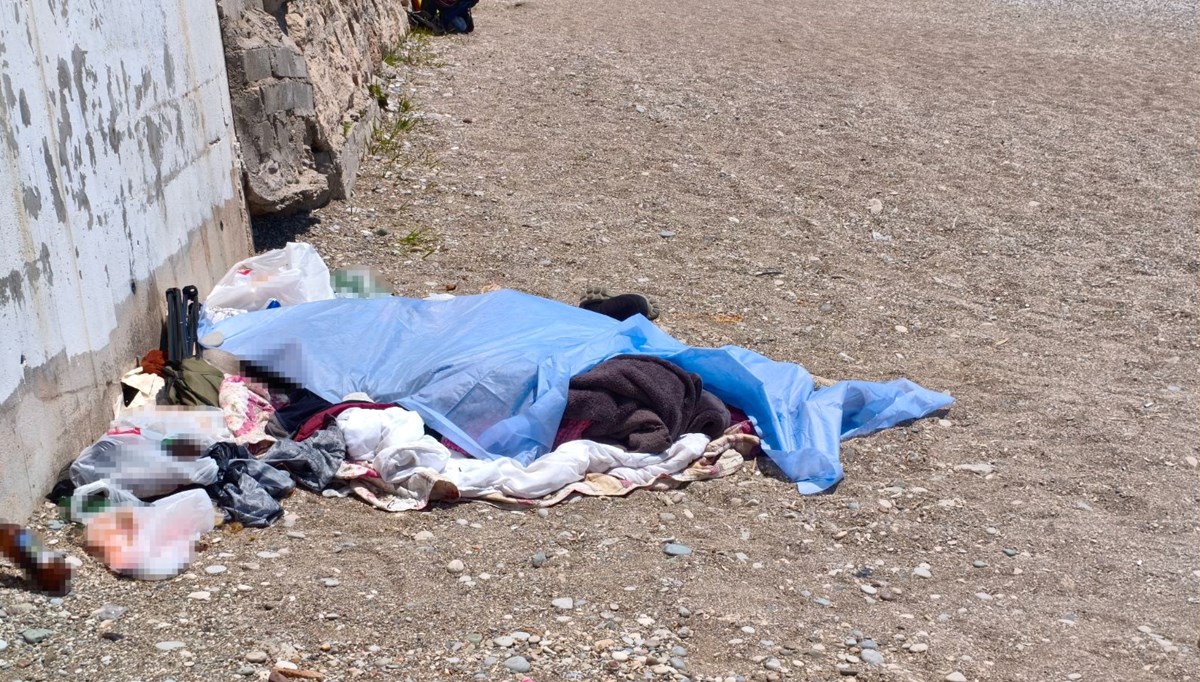 Evsiz adam Konyaaltı Sahili'nde ölü bulundu