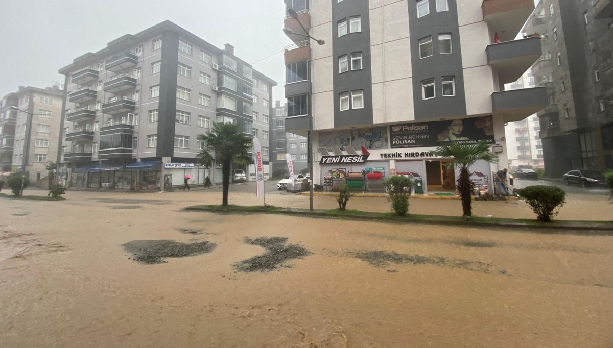 Artvin'de sağanak: Su baskınları ve heyelan oluştu Artvin'de sağanak: Su baskınları ve heyelan oluştu