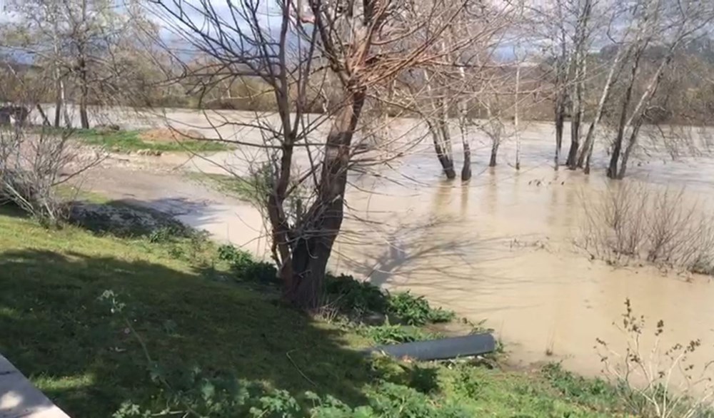 Antalya'da tarlalar ve yollar göle döndü - 4