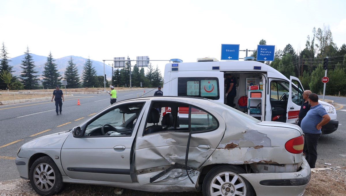 Elazığ'da otomobil ile hafif ticari araç çarpıştı: 8 yaralı Elazığ'da otomobil ile hafif ticari araç çarpıştı: 8 yaralı