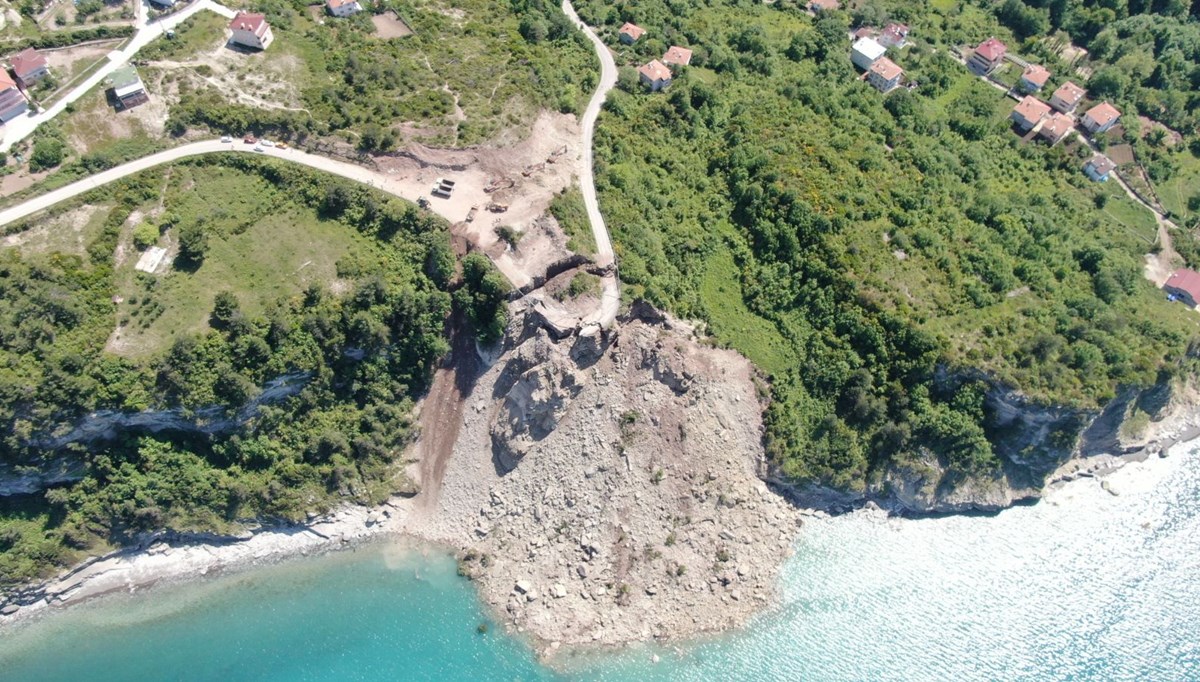 Kastamonu'da heyelan yolu kapattı