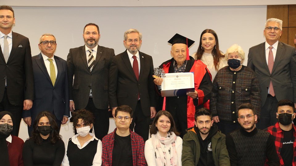 Türkiye'nin en yaşlı üniversite öğrencisi hukuk fakültesinden mezun oldu - Son Dakika Eğitim Haberleri 2 82 yaşındaki Mustafa Yavuz Yalçınkaya, düzenlenen törende gençlerle fotoğraf çektirdi.