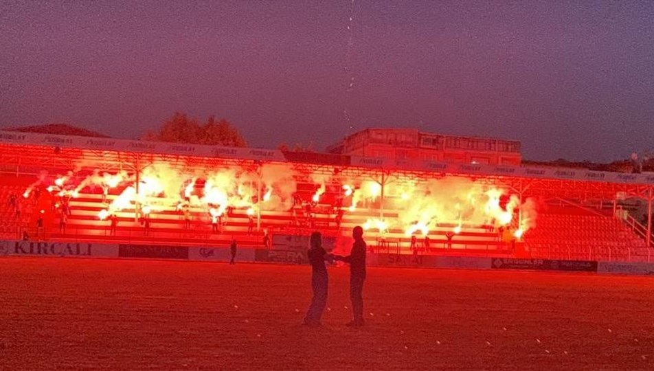 Stadyumda evlilik teklifi: Bordoma beyaz olur musun?