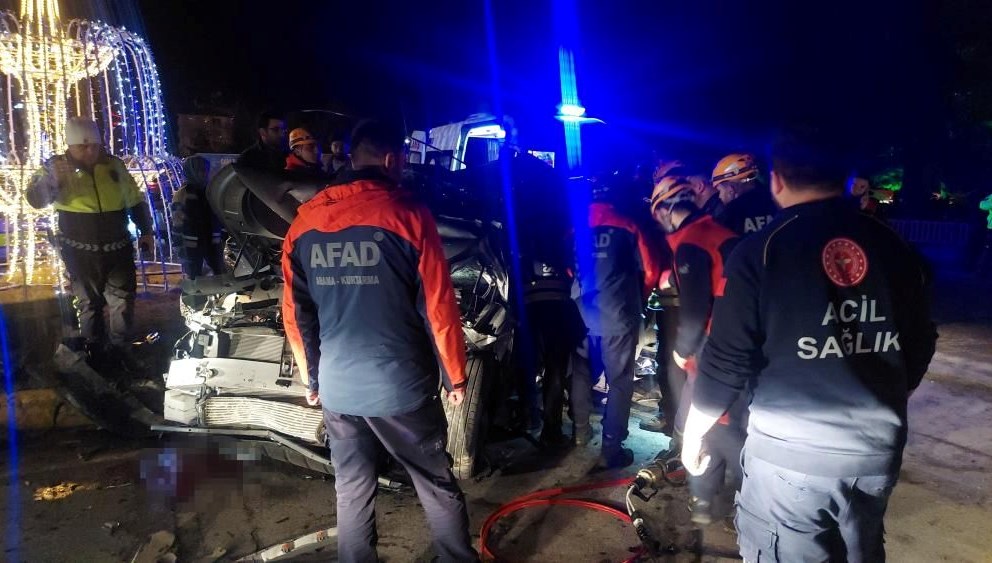 Freni tutmayan kamyon altı aracı biçti