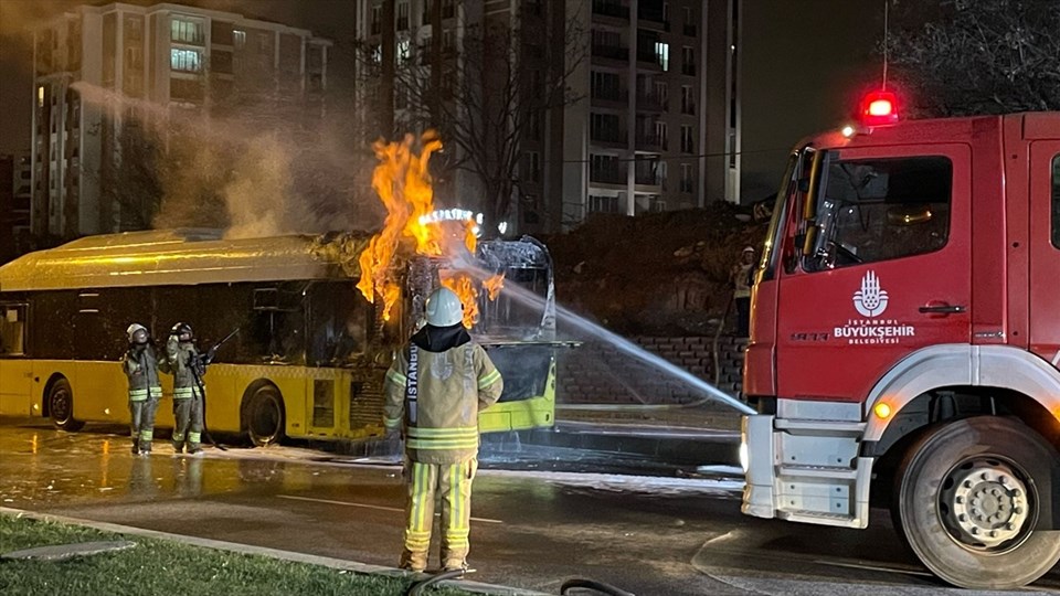 Başakşehir'de park halindeki halk otobüsünde yangın - 1