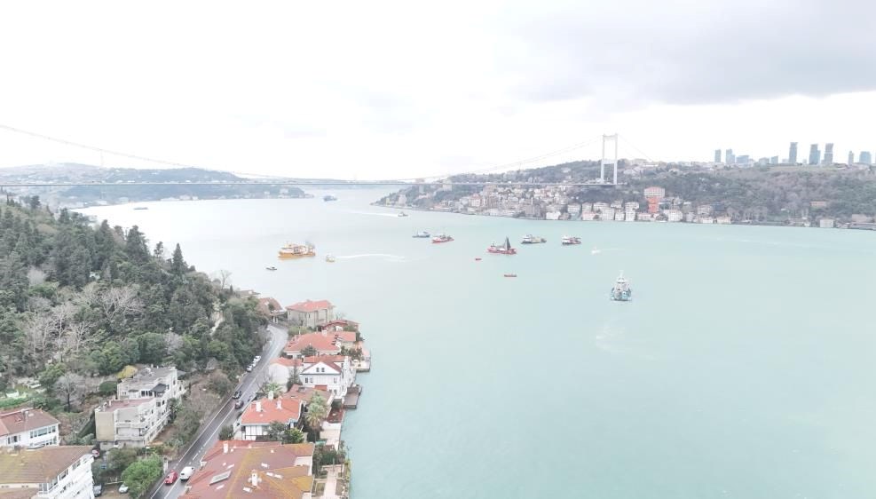 İstanbul Boğazı’nda balıkçı teknelerinin zor anları