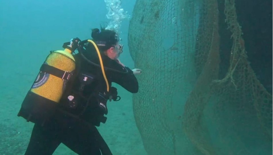 İzmir'de denizden 1,5 ton hayalet ağ çıkarıldı