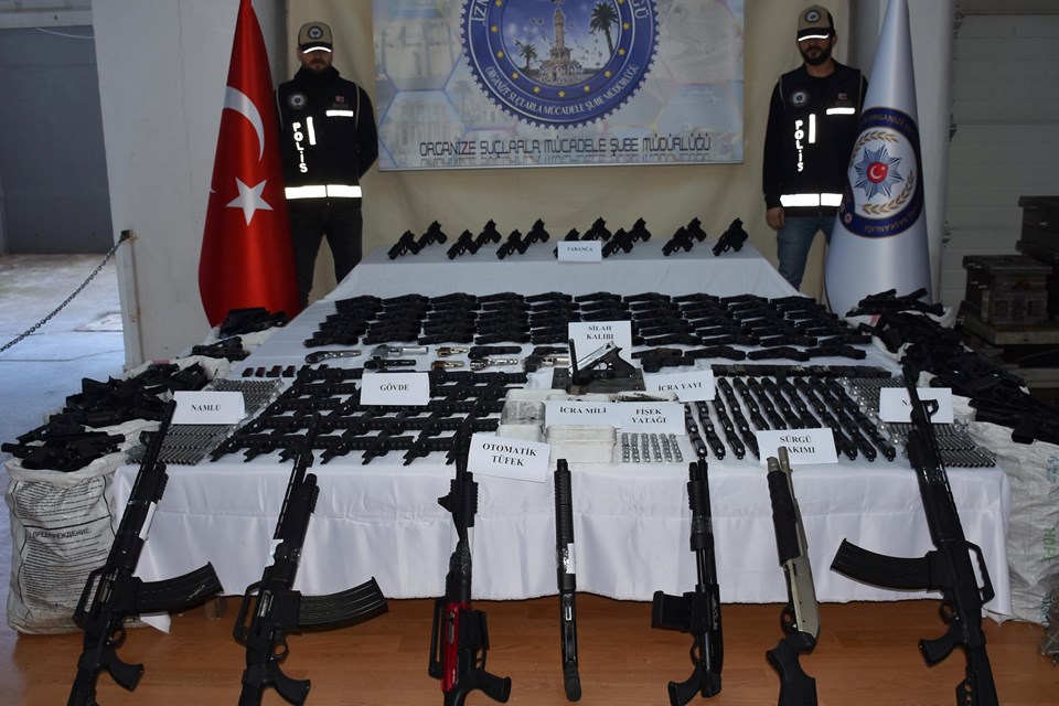 İzmir'de kaçak silah fabrikasına hava destekli operasyon: 53 gözaltı - 1
