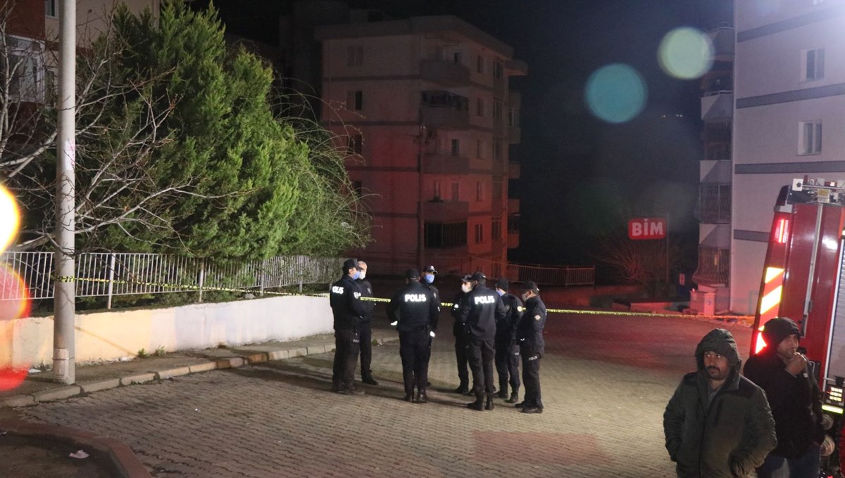 İzmir'de istinat duvarı çöktü: 2 apartman tahliye edildi