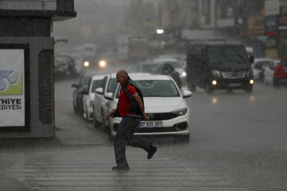 Muğla'yı sağanak ve fırtına vurdu: Yollar, evler ve mezarlıklar sular altında kaldı - 6