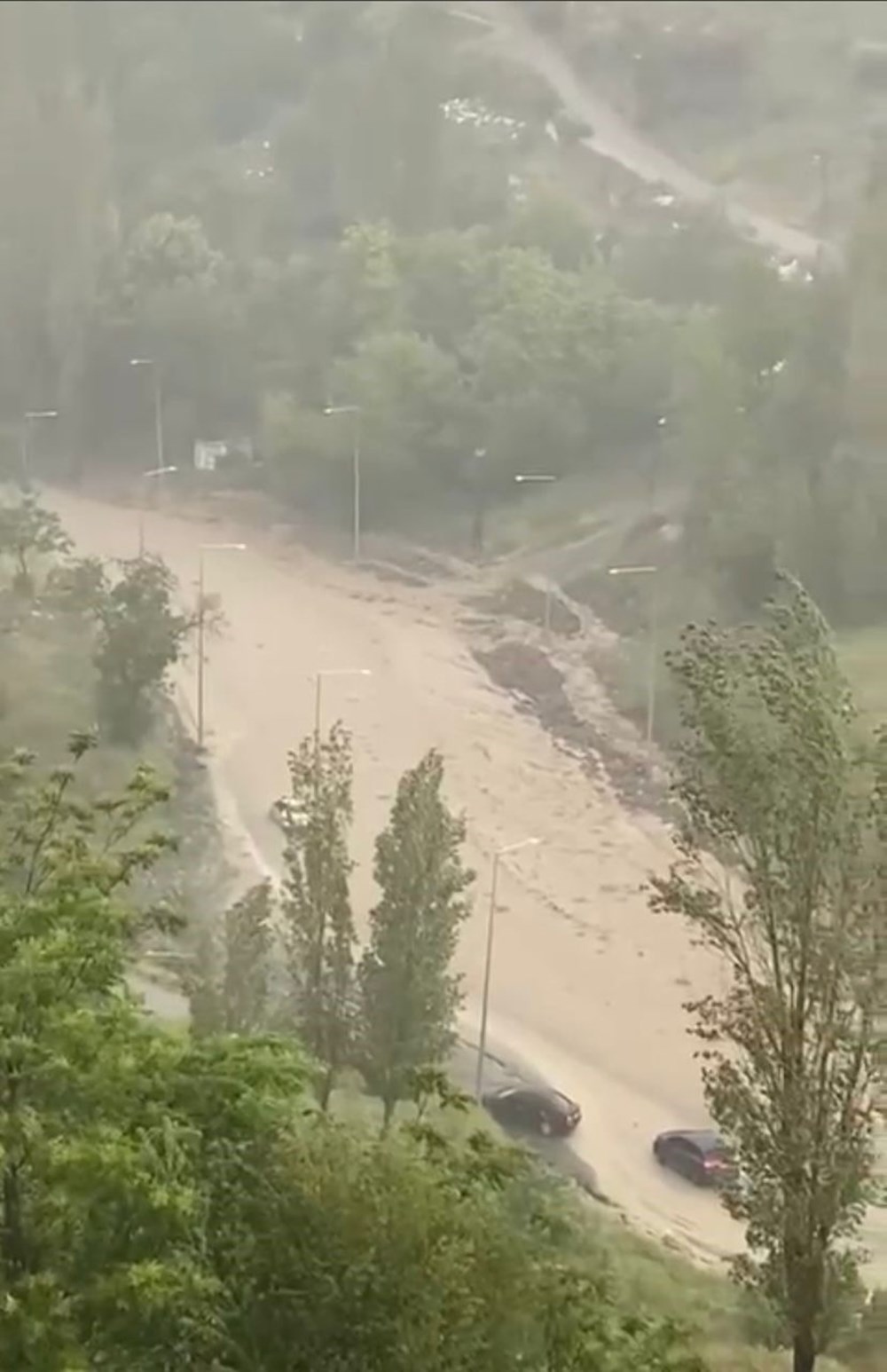 Ankara'yı sağanak vurdu: Yollar göle döndü, iki kardeş sele kapıldı - 4