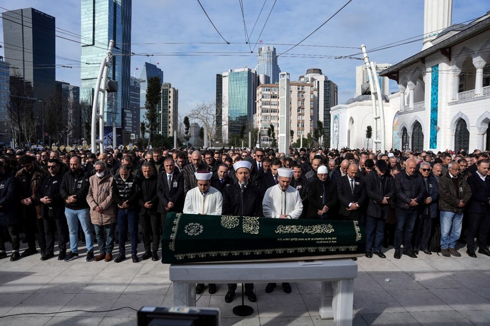 Yangın faciasında hayatını kaybeden eşi ve kızlarını son yolculuğuna uğurladı | Acılı baba: Devletimiz gereğini yapacaktır - 1