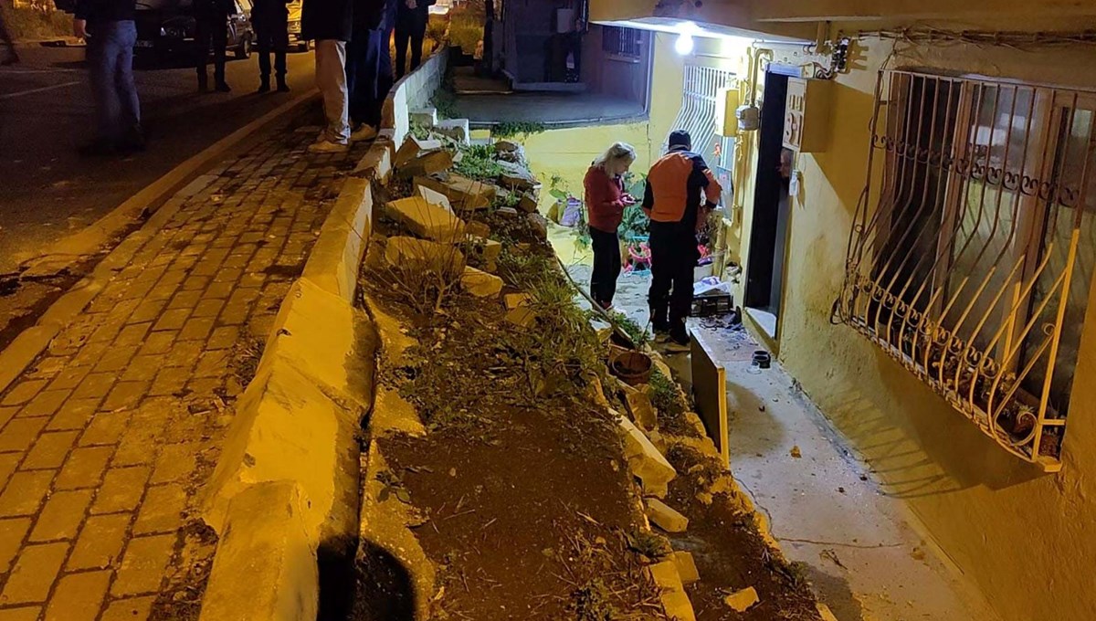 Denetim noktasından kaçan otomobil apartman boşluğuna düştü Denetim noktasından kaçan otomobil apartman boşluğuna düştü