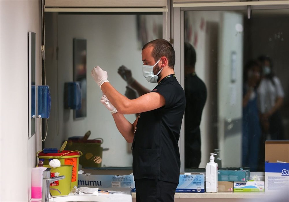 İzmir'de aşı kuyruğu: Yoğunluk akşam da sürdü - 17