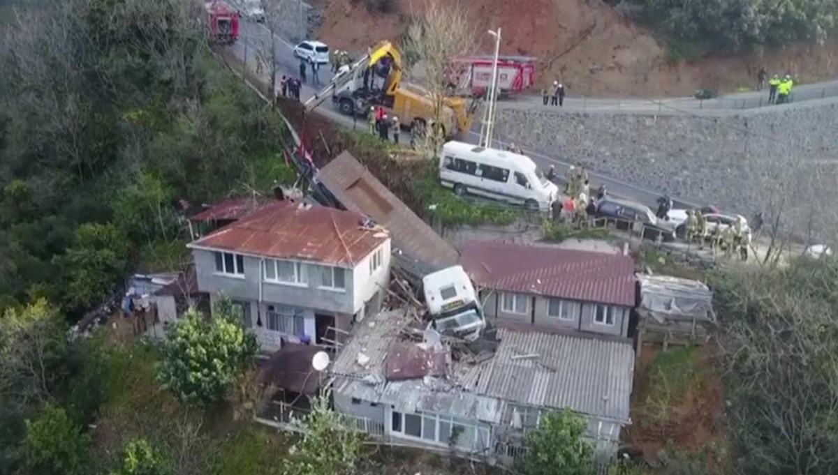 Sarıyer'de gecekondunun üzerine düşen TIR 9 saat sonra kaldırıldı