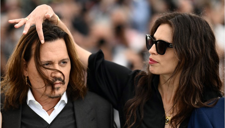 Gazetecinin yüzüne tükürdü! Johnny Depp'li filmin yönetmeni Maiwenn'e para cezası