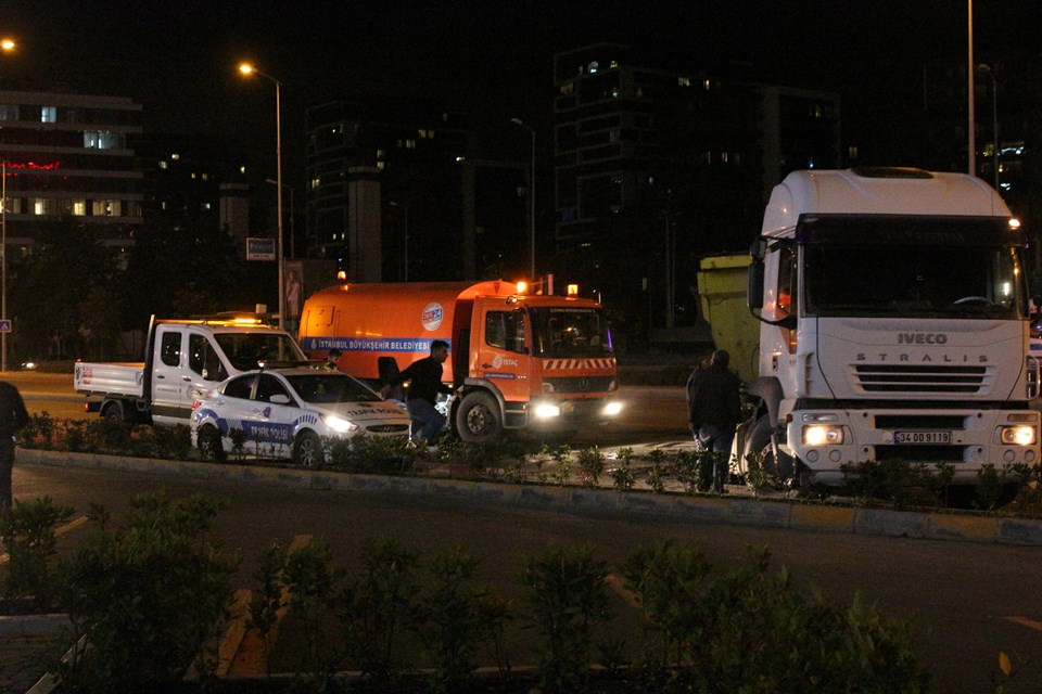 Sarıyer'de yasak 'U' dönüşü yapan kamyonla İETT otobüsü çarpıştı - 1
