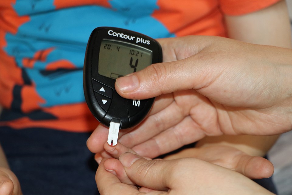 Şeker ölçümü için sürekli parmakları delinen çocuklar sensör desteği istiyor - 1
