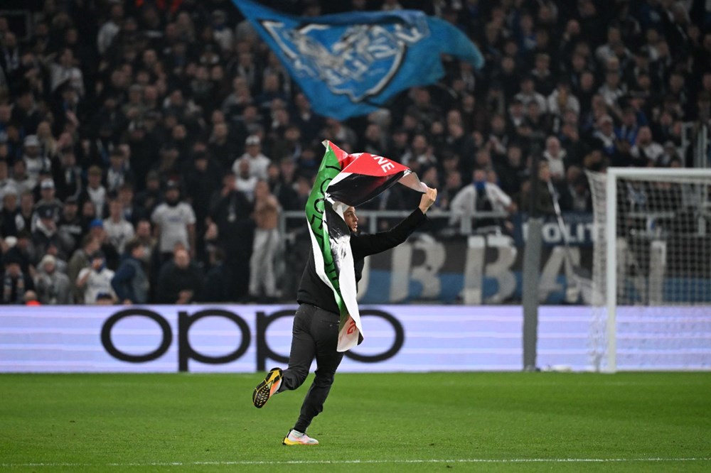 Şampiyonlar Ligi maçında sahaya inen taraftar Filistin bayrağı açtı - 6