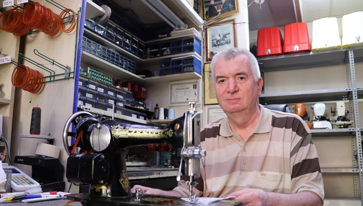 Hobi olarak başladı, mesleği oldu: 100 yıllık dikiş makinesini bile konuşturabiliyor