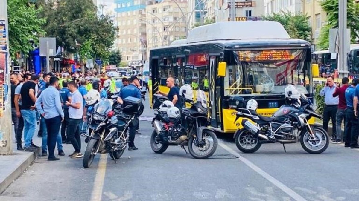 kıyafeti otobüsün kapısına sıkışan kadın aracın altında kalarak yaşamını yitirdi.
