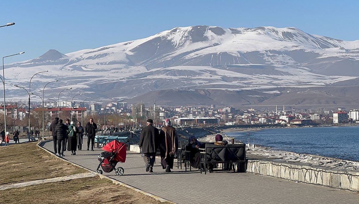 Güneşli havanın tadını çıkardılar, sahile akın ettiler