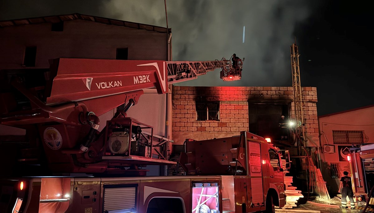 Adana'da Mobilyacılar Sitesi'nde yangın: 6 iş yeri küle döndü Adana'da Mobilyacılar Sitesi'nde yangın: 6 iş yeri küle döndü