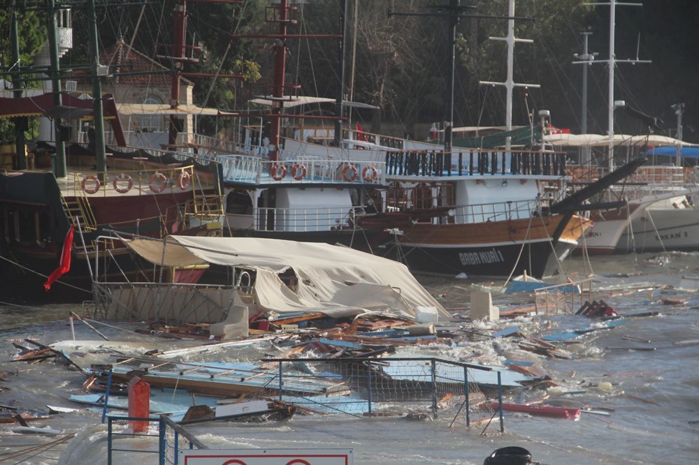 Antalya'da dev dalgalar yat limanını yuttu: 1 tur, 2 balıkçı teknesi battı - 14