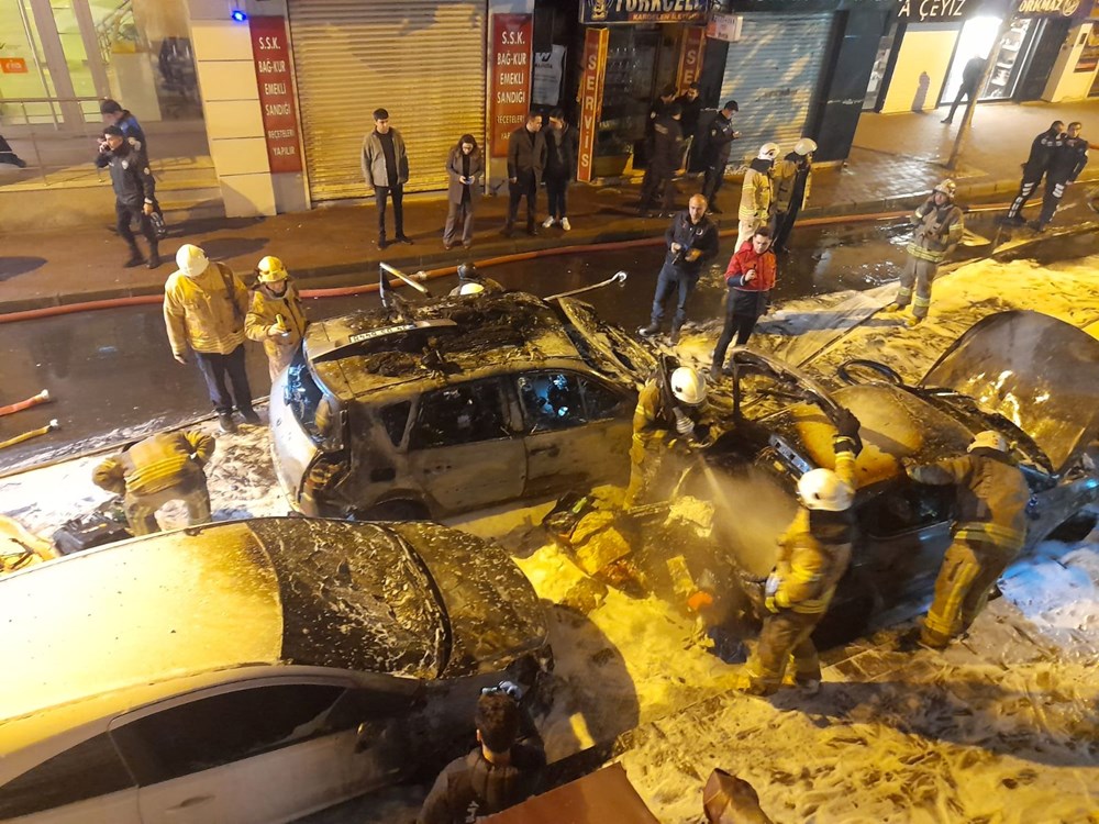 Fatih'te yangın: 5 araç kül oldu - 4