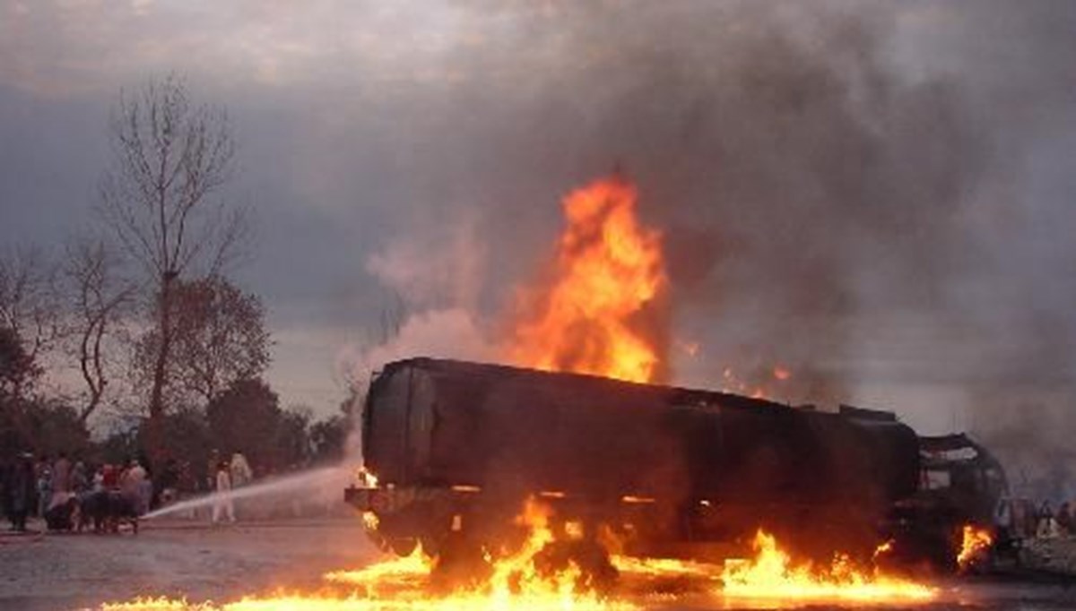 Pakistan'da yakıt tankeri patladı Pakistan'da yakıt tankeri patladı