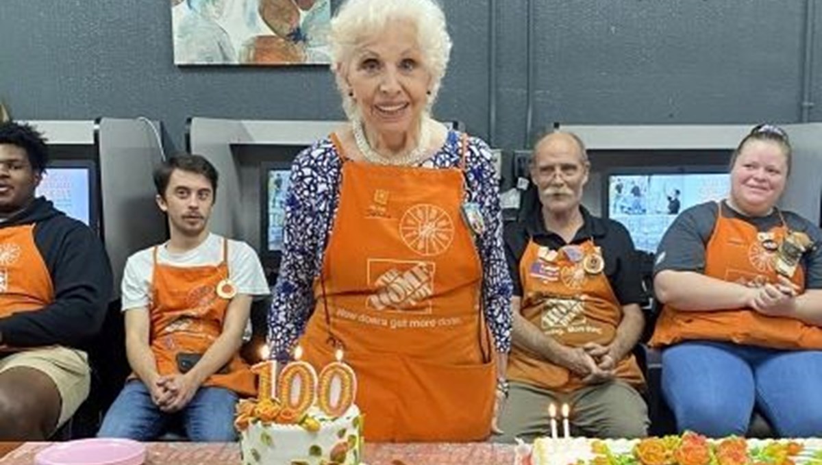 100 yaşında ama kasiyerlik yapmaya devam ediyor! Bitmeyen enerjisinin sırrını verdi 100 yaşında ama kasiyerlik yapmaya devam ediyor! Bitmeyen enerjisinin sırrını verdi