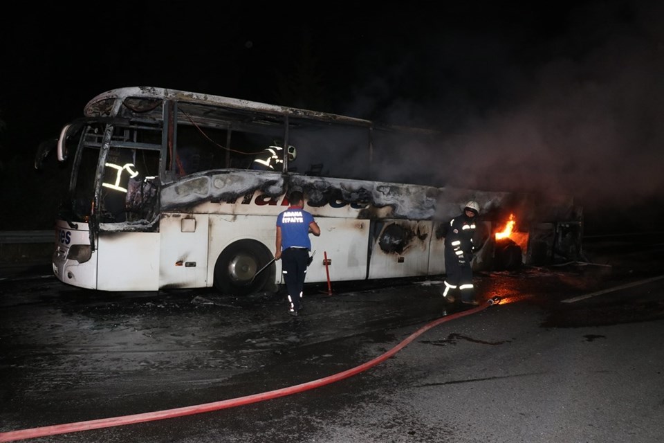 Adana'da seyir halindeki yolcu otobüsü yandı - 2