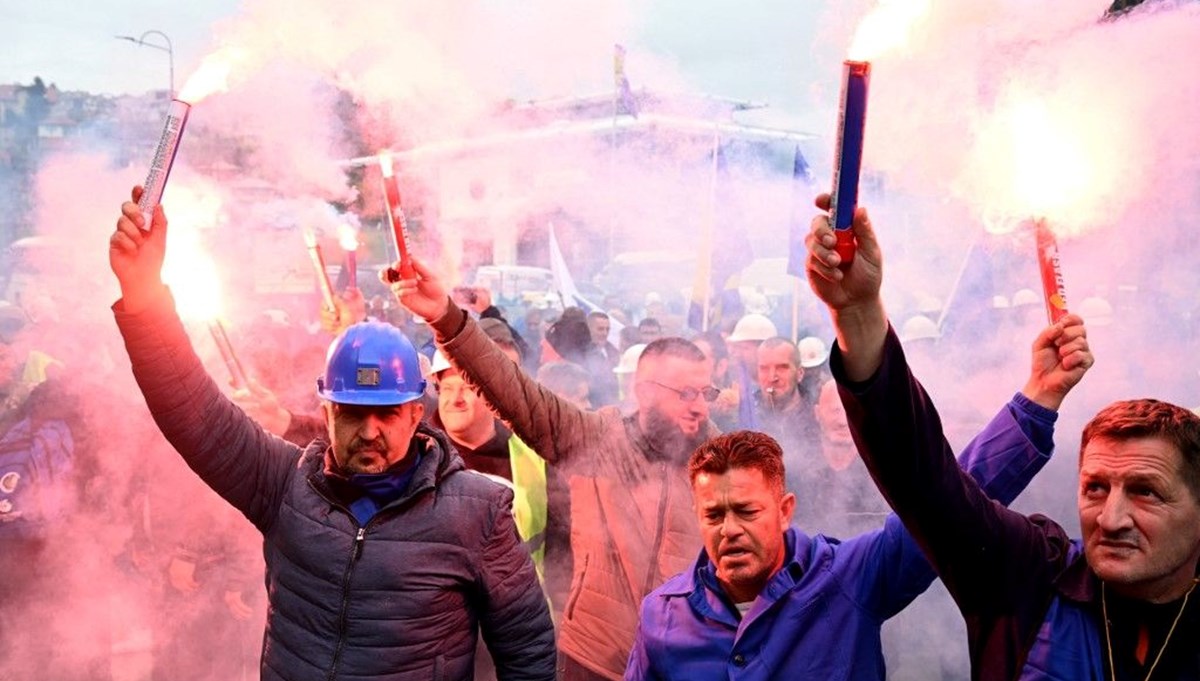 Bosna Hersek'te maden işçileri maaşları ödenmediği için eylemde