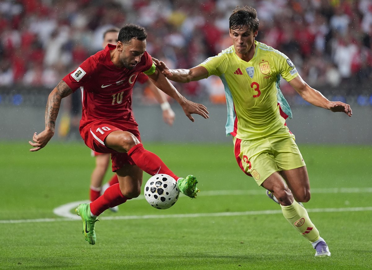 Hakan Çalhanoğlu (Türkiye) ve Le Normand (İspanya) ikili mücadelede